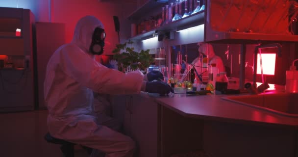 Wetenschappers werkzaam in het laboratorium in rood licht — Stockvideo