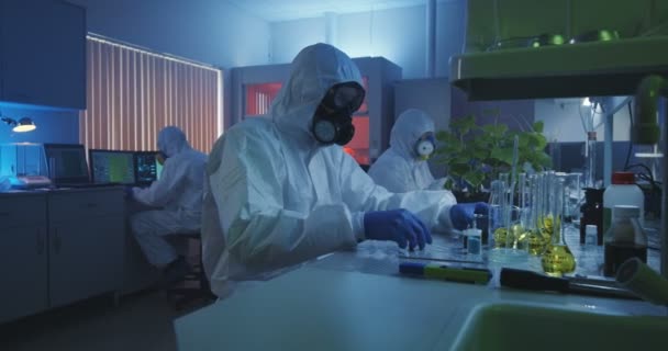 Ученые, работающие в лаборатории — стоковое видео