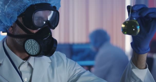 Ученые, работающие в лаборатории — стоковое видео