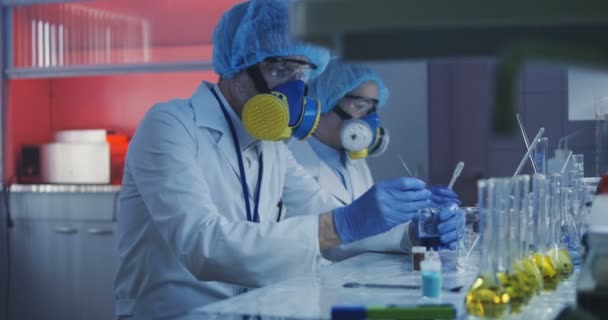 Cientistas que trabalham em laboratório — Vídeo de Stock