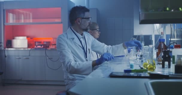 Scientist working at laboratory — Stock Video