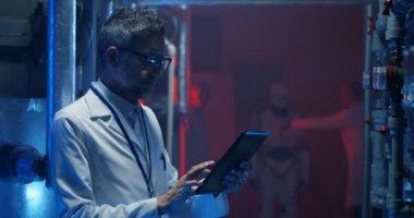 Bilim adamı kontrol ekipmanları ve tablet kullanma