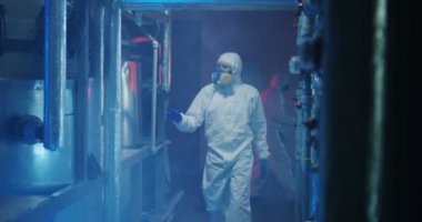 Hazmat takım elbiseli bilim adamları ekipman kontrol