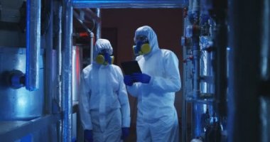 Hazmat giysili bilim adamları bakım çalışmaları yürütüyor