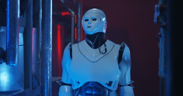 Robot regardant autour de lui dans un laboratoire sombre — Video