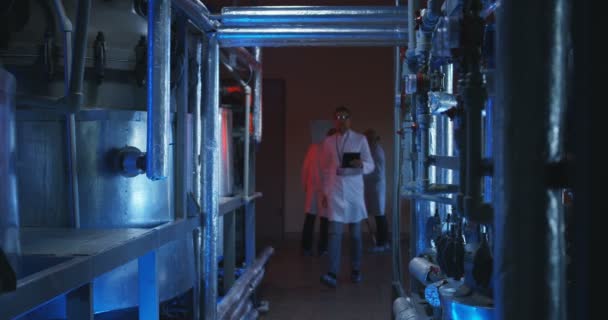 Ученые проверяют лабораторное оборудование — стоковое видео