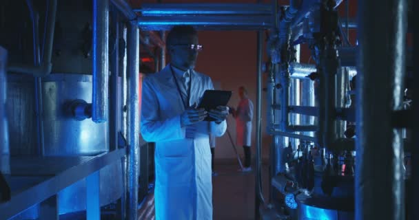 Les scientifiques vérifient le manomètre 