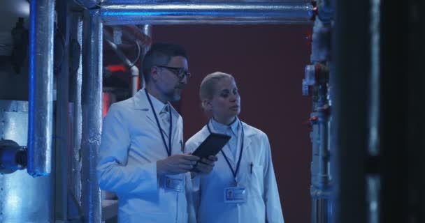 Les scientifiques vérifient le manomètre 