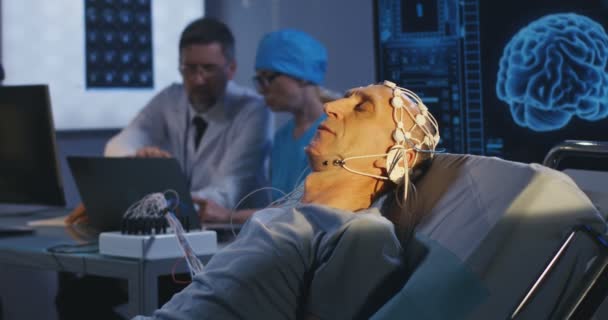Patient liegt bei EEG-Untersuchung im Bett — Stockvideo