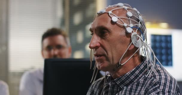 Patient répondant aux questions des médecins lors du scanner cérébral 