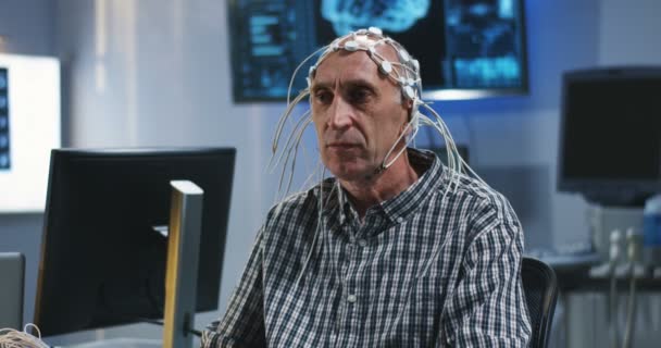 Paciente sometido a prueba durante el examen EEG — Vídeo de stock