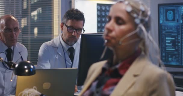 Patient sittande med slutna ögon under EEG-undersökning — Stockvideo