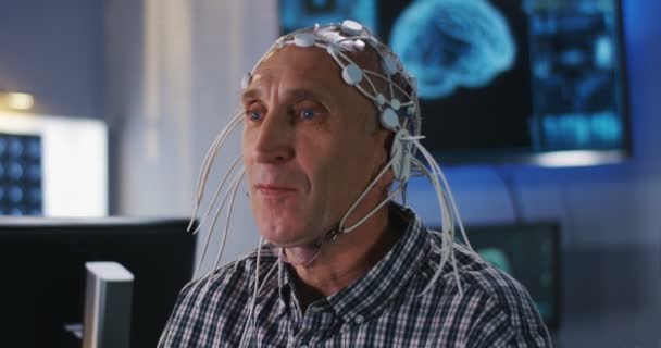 Paciente a ser testado durante o exame EEG — Vídeo de Stock
