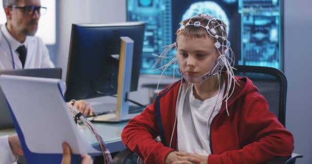 Menino submetido a EEG teste cerebral — Vídeo de Stock