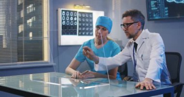 Şeffaf ekran kullanan doktorlar