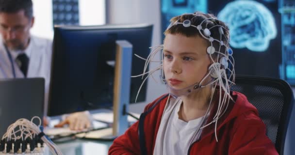 Garçon soumis à un examen d'électroencéphalographie 