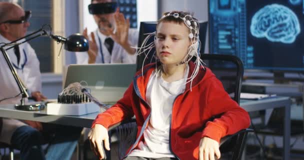 Pojke som genomgår elektroencephalography undersökning — Stockvideo