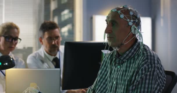 Patient répondant aux questions des médecins lors du scanner cérébral — Video