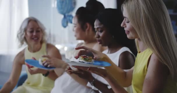 Amigos comiendo postre mientras celebran a la joven madre — Vídeos de Stock