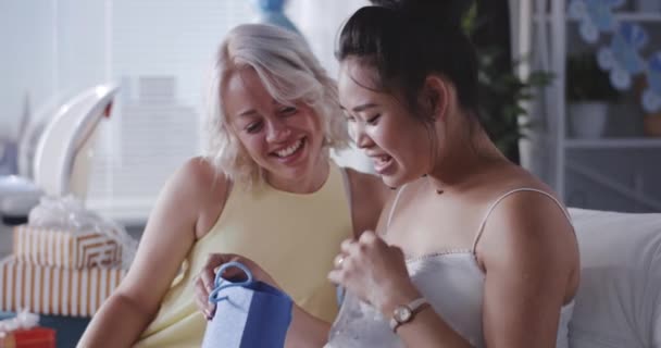 Друг дарит подарок беременной матери — стоковое видео