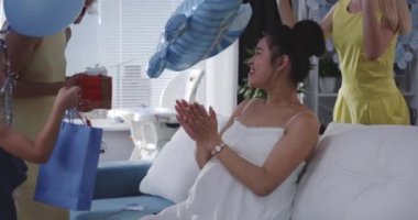 Arkadaşlar şaşırtıcı genç anne