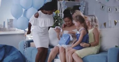 Arkadaşlar şaşırtıcı genç anne