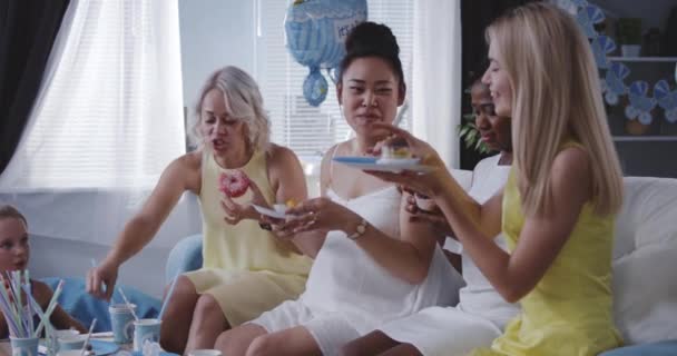 Amigos comiendo postre mientras celebran a la joven madre — Vídeos de Stock
