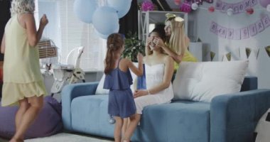 Arkadaşlar şaşırtıcı genç anne