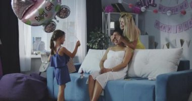 Arkadaşlar şaşırtıcı genç anne