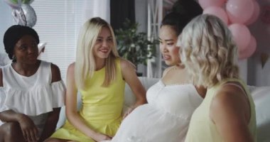 Arkadaşlar genç anne kutluyor