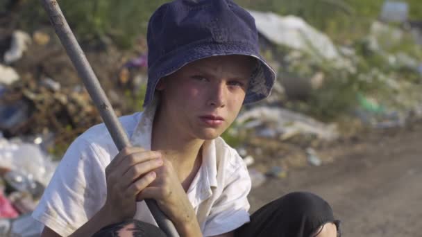 肮脏的脸男孩蹲在垃圾填埋场 — 图库视频影像