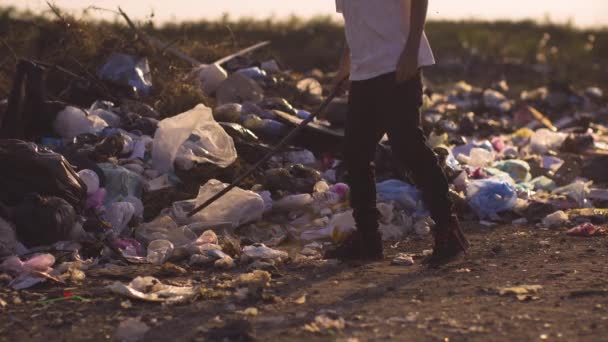 Garçon coups de pied poussière dans la décharge — Video