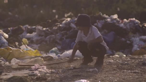 Niño agachado en el vertedero — Vídeos de Stock