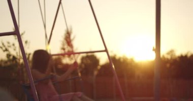 Oyun alanında sallanan kız