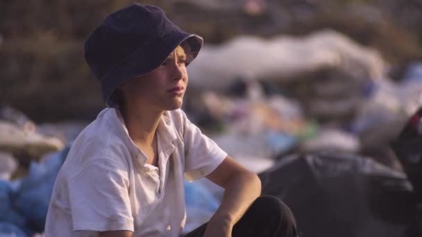 Kirli yüzlü çocuk uzağa bakıyor — Stok video