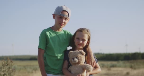 Menino e menina em pé no campo — Vídeo de Stock