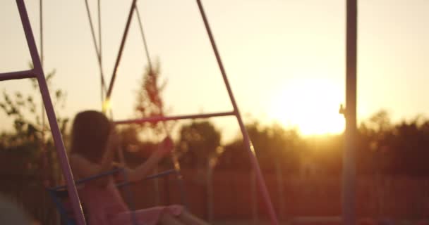 Balançando menina no playground — Vídeo de Stock