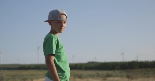 Хлопчик стоїть у полі — стокове відео