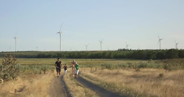 Familie läuft auf Feld — Stockvideo