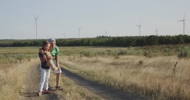 Irmão e irmã olhando para longe no campo — Vídeo de Stock