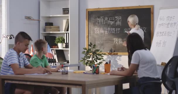 Tanárok és diákok egy kínai nyelvtanteremben — Stock videók