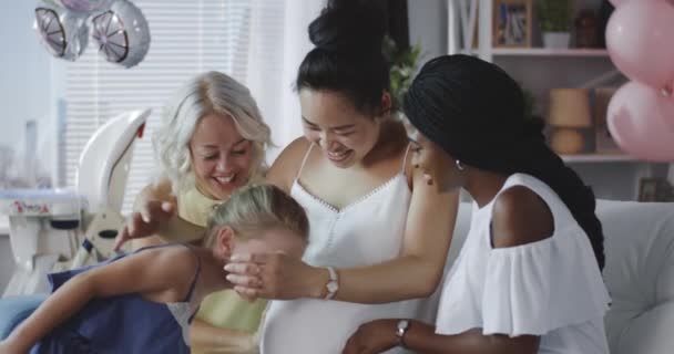 Arkadaşlar genç anne kutluyor — Stok video