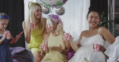 Arkadaşlar genç anne kutluyor