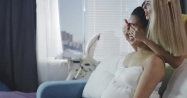 Arkadaşlar şaşırtıcı genç anne