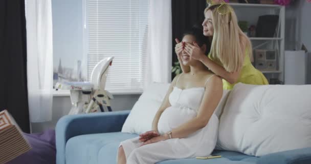 Freunde überraschen junge Mutter — Stockvideo