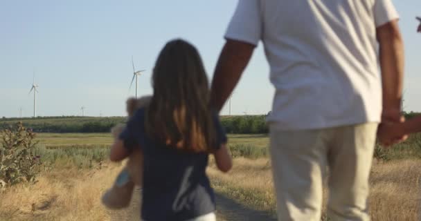 Vater zeigt Kindern Windmühlen — Stockvideo