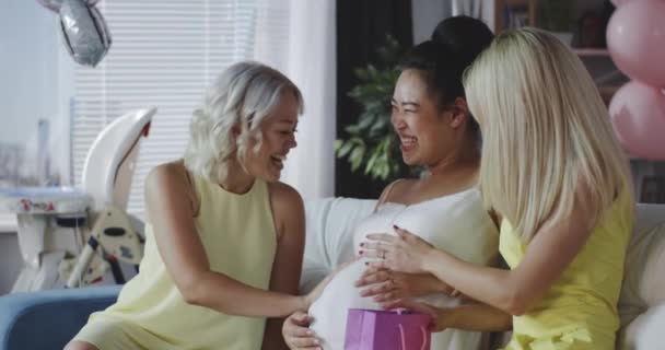 Freunde feiern junge Mutter — Stockvideo