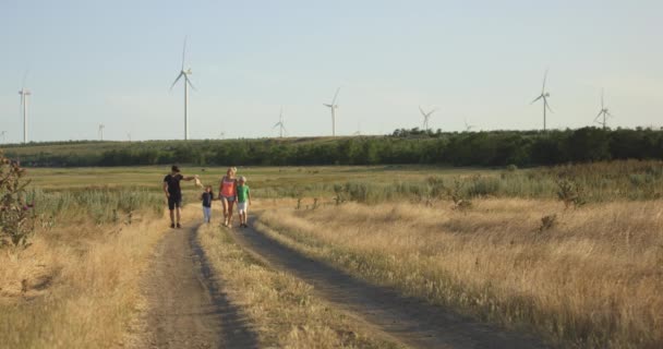 Щаслива сім'я в полі — стокове відео