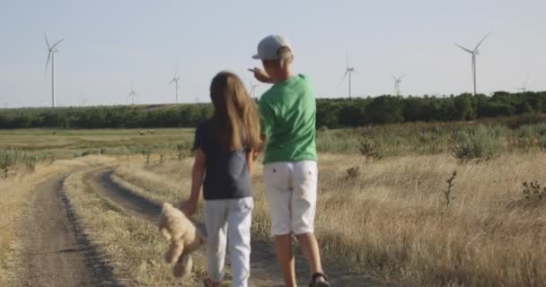 Niños corriendo sobre la cámara en el campo — Vídeos de Stock