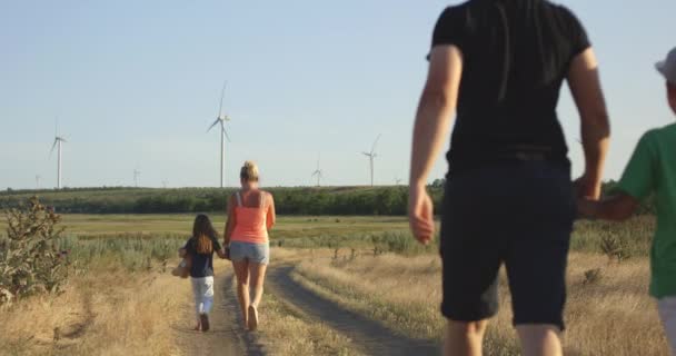 Familia moviéndose en camino en el campo — Vídeos de Stock